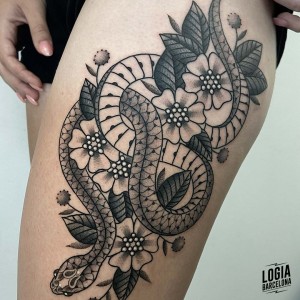 tatuaje_pierna_serpiente_logiabarcelona_laia_desole